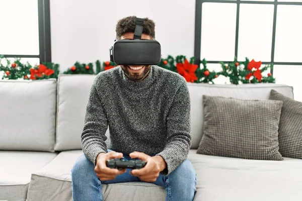 Junger Afroamerikaner Feiert Weihnachten Mit Virtual Reality Videospiel Hause — Stockfoto