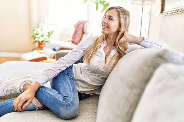 Young Blonde Woman Smiling Happy Sitting Sofa Home — Stock Photo, Image