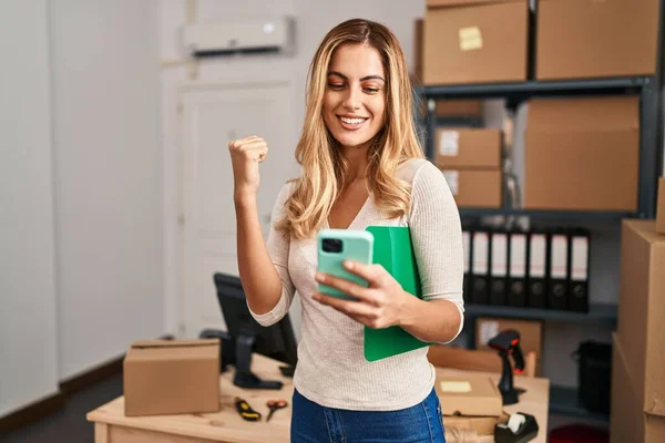 Mujer Rubia Joven Comercio Electrónico Trabajador Negocios Utilizando Teléfono Inteligente — Foto de Stock