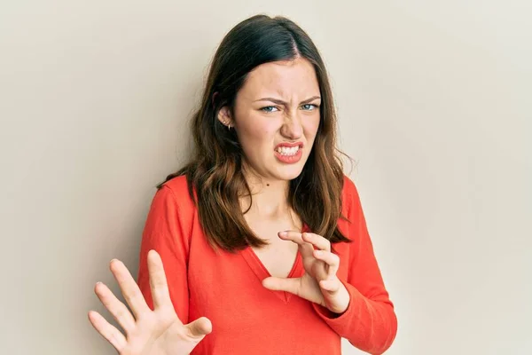 Jonge Brunette Vrouw Draagt Casual Kleding Walgelijke Uitdrukking Ontevreden Angstig — Stockfoto