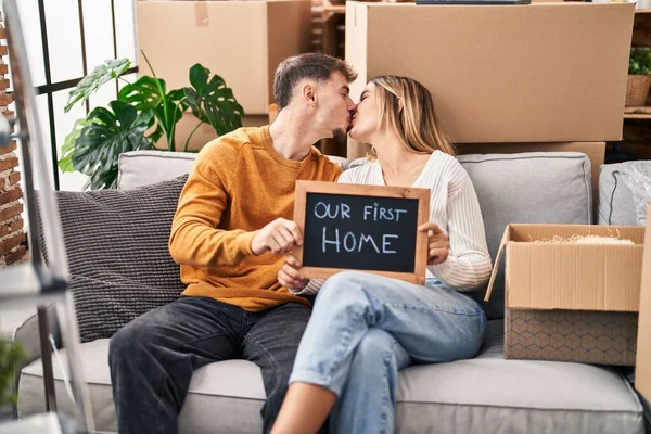 Young Man Woman Couple Kissing Holding Blackboard Sitting Sofa New — Stock Photo, Image