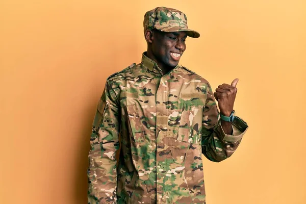 Mladý Africký Američan Nosí Armádní Uniformu Úsměvem Šťastný Obličej Hledá — Stock fotografie