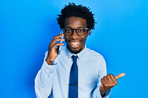 Ung Afrikansk Amerikansk Man Har Samtal Talar Smartphone Pekar Tummen — Stockfoto