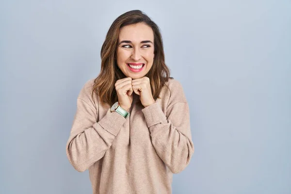 Young Woman Standing Isolated Background Laughing Nervous Excited Hands Chin — Foto Stock