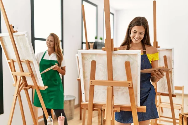 Madre Figlia Sorridente Disegno Fiducioso Studio Arte — Foto Stock