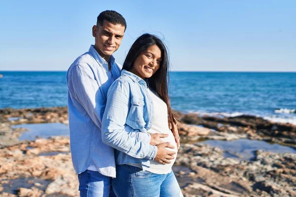 Junges Lateinisches Paar Erwartet Baby Das Sich Meer Umarmt — Stockfoto