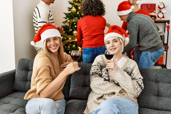 Gruppo Giovani Che Festeggiano Natale Due Donne Che Parlano Brindano — Foto Stock