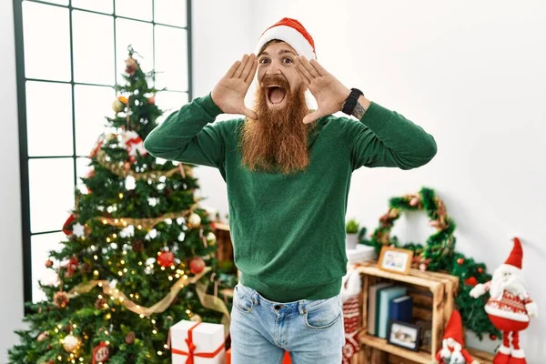 Pelirrojo Con Barba Larga Usando Sombrero Navidad Por Árbol Navidad —  Fotos de Stock