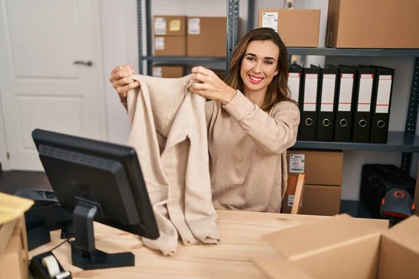 Young Woman Ecommerce Business Worker Folding Sweater Office — Stock fotografie