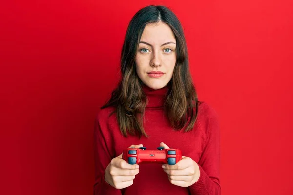 Young Brunette Woman Playing Video Game Holding Controller Relaxed Serious — Foto Stock