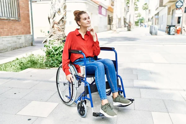 Молодая Брюнетка Сидящая Инвалидной Коляске Открытом Воздухе Серьезное Лицо Думая — стоковое фото