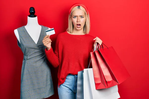 Beautiful Blonde Woman Holding Shopping Bags Credit Card Shock Face — 图库照片
