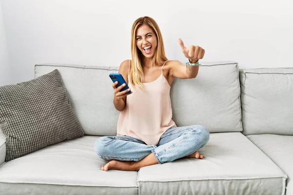 Blonde Beautiful Young Woman Sitting Sofa Home Using Smartphone Approving — Stockfoto