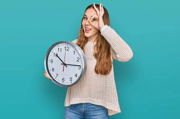 Ung Blond Kvinna Håller Stor Klocka Ler Glad Gör Tecken — Stockfoto