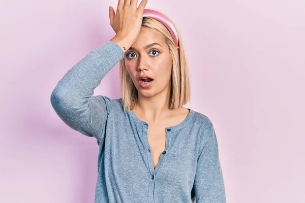 Beautiful Blonde Woman Standing Pink Background Surprised Hand Head Mistake — Foto de Stock