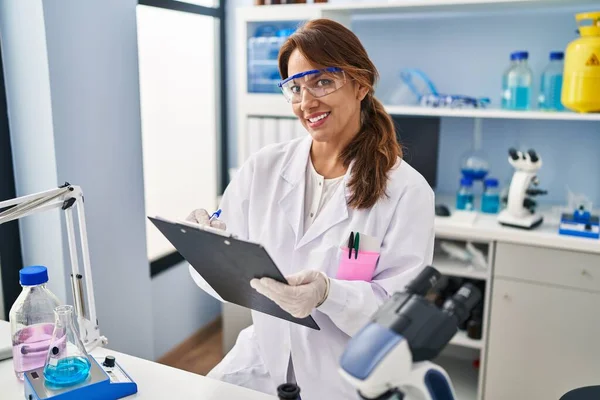 Giovane Donna Latina Con Indosso Uniforme Scienziato Che Scrive Negli — Foto Stock