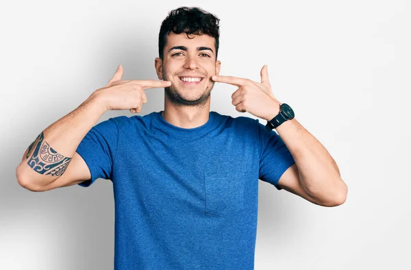 Joven Hombre Hispano Vistiendo Camiseta Casual Sonriendo Alegre Mostrando Señalando — Foto de Stock