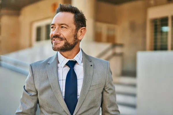 Hombre Negocios Mediana Edad Sonriendo Feliz Pie Ciudad —  Fotos de Stock