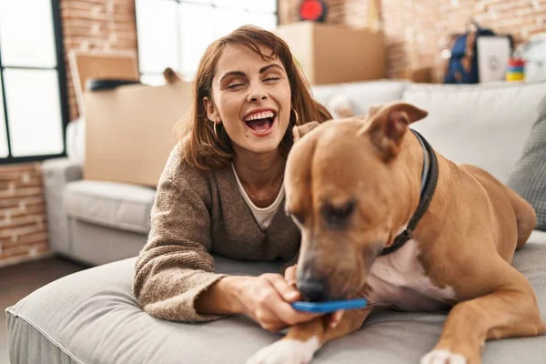 Jovem Mulher Caucasiana Usando Smartphone Deitado Sofá Com Cão Nova — Fotografia de Stock