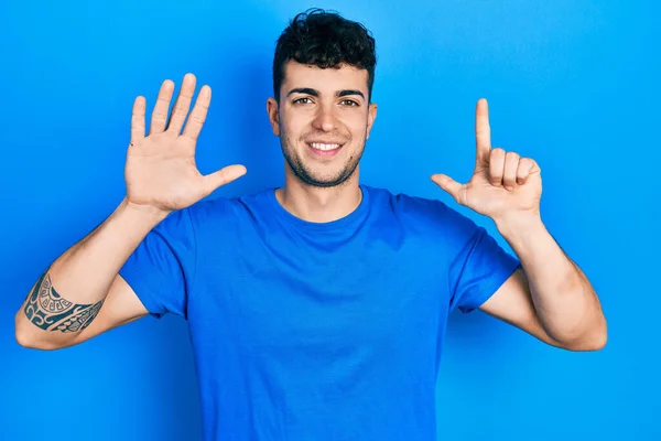 Mladý Hispánec Muž Sobě Ležérní Modré Tričko Ukazuje Ukazuje Prsty — Stock fotografie