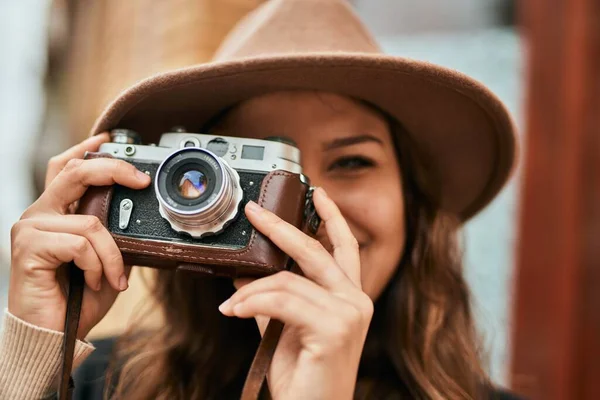 Junge Hispanische Touristin Lächelt Glücklich Mit Oldtimer Kamera Die Stadt — Stockfoto
