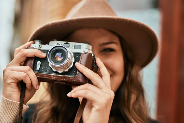 若いですヒスパニック系観光客女性笑顔幸せな使用ヴィンテージカメラによって街 — ストック写真