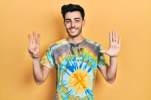 Gündelik Kıyafetler Giyen Genç Spanyol Adam Sekiz Numarayı Gösterip Işaret — Stok fotoğraf
