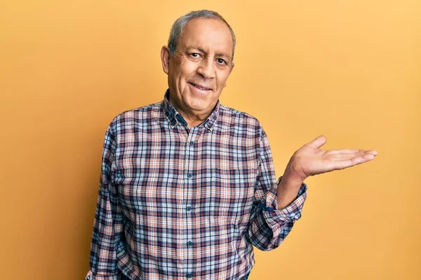 Bonito Homem Sênior Com Cabelos Grisalhos Vestindo Camisa Casual Sorrindo — Fotografia de Stock