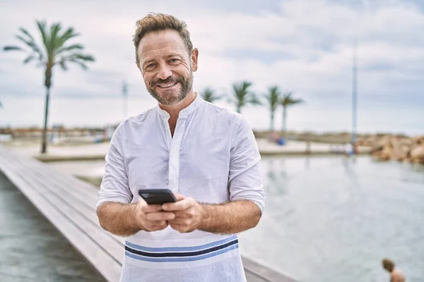 Homem Meia Idade Usando Smartphone Beira Mar — Fotografia de Stock