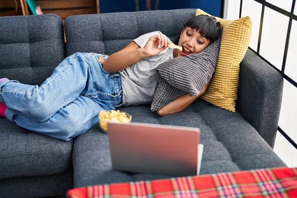 Jonge Vrouw Kijken Film Liggend Bank Thuis — Stockfoto