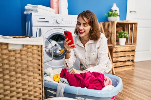 Mladá Běloška Pomocí Smartphone Čeká Pračku Prádelně — Stock fotografie