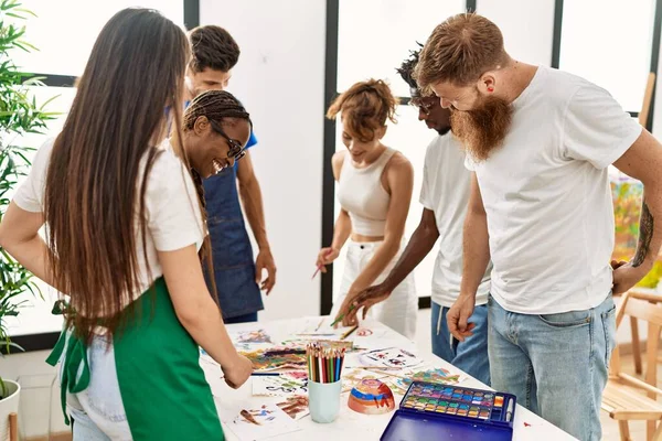 Resim Stüdyosundaki Masanın Etrafında Mutlu Mesut Duran Bir Grup Insan — Stok fotoğraf