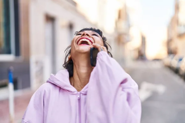 Jonge Vrouw Glimlachen Zelfverzekerd Praten Smartphone Straat — Stockfoto