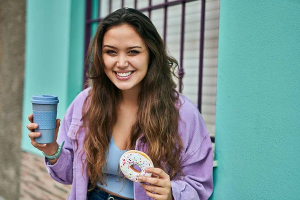 Jeune Femme Hispanique Souriant Heureux Prendre Petit Déjeuner Ville — Photo