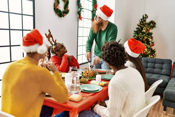 Gruppo Giovani Sorridenti Felici Con Cena Natale Uomo Che Taglia — Foto Stock