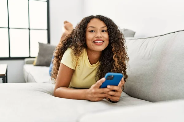 Νεαρή Λατίνα Γυναίκα Χαμογελά Αυτοπεποίθηση Χρησιμοποιώντας Smartphone Στο Σπίτι — Φωτογραφία Αρχείου