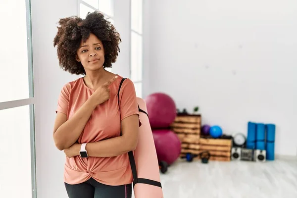 Mujer Afroamericana Con Pelo Afro Sosteniendo Esterilla Yoga Sala Pilates —  Fotos de Stock