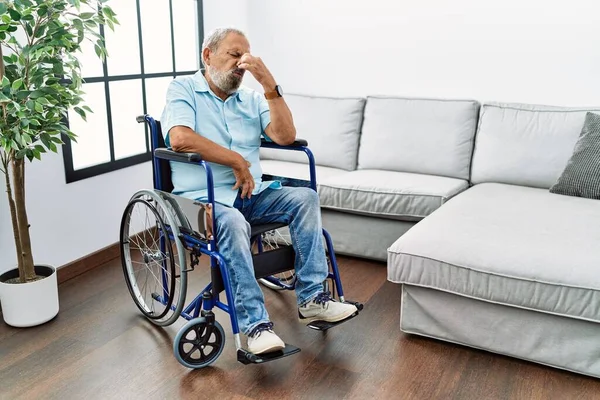 Schöner Älterer Herr Der Rollstuhl Wohnzimmer Sitzt Und Etwas Stinkendes — Stockfoto