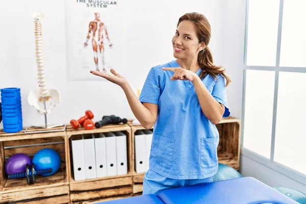 Středního Věku Hispánský Fyzioterapeut Žena Pracující Bolesti Zotavení Klinika Ohromen — Stock fotografie