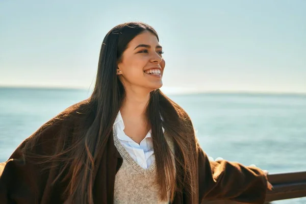Wanita Muda Hispanik Tersenyum Gembira Bersandar Pagar Langkan Pantai — Stok Foto