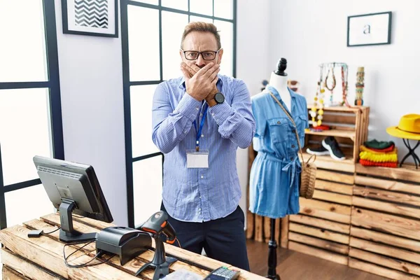 Perakende mağazasında müdürlük yapan orta yaşlı bir adam yanlışlıkla ağızlarını kapatarak şok geçirdi. gizli kavram. 