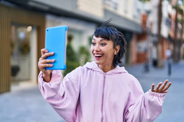 Jovem Sorrindo Confiante Ter Chamada Vídeo Rua — Fotografia de Stock