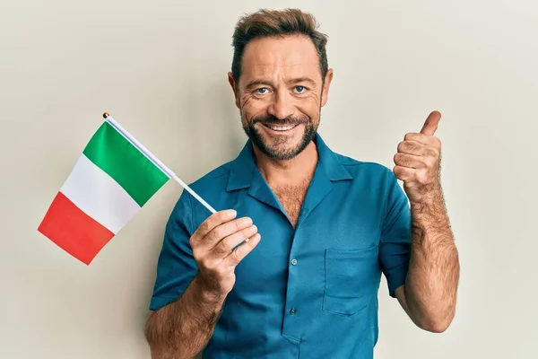 Muž Středního Věku Drží Italskou Vlajku Úsměvem Šťastný Pozitivní Palec — Stock fotografie
