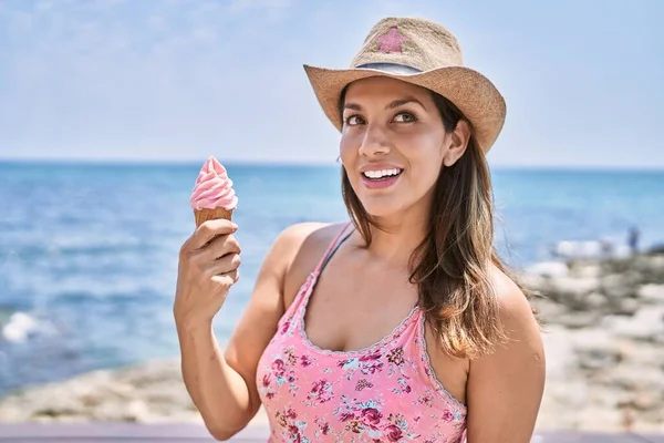 夏の日を楽しむブルネットの女性ビーチでアイスクリームコーンを食べる — ストック写真