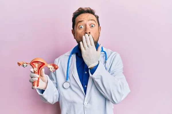 Medelålders Gynekolog Man Som Håller Anatomisk Modell Kvinnliga Könsorgan Täcker — Stockfoto