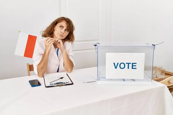 Hermosa Mujer Caucásica Las Elecciones Campaña Política Con Bandera Polonia —  Fotos de Stock