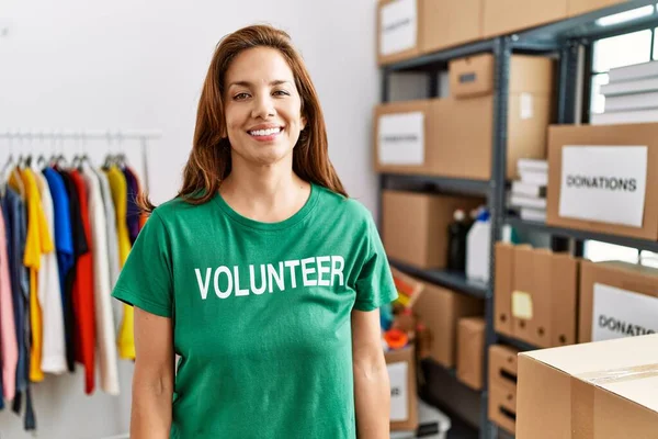 Μεσήλικας Ισπανίδα Γυναίκα Φορώντας Εθελοντικό Μπλουζάκι Δωρεές Στέκονται Θετικά Και — Φωτογραφία Αρχείου