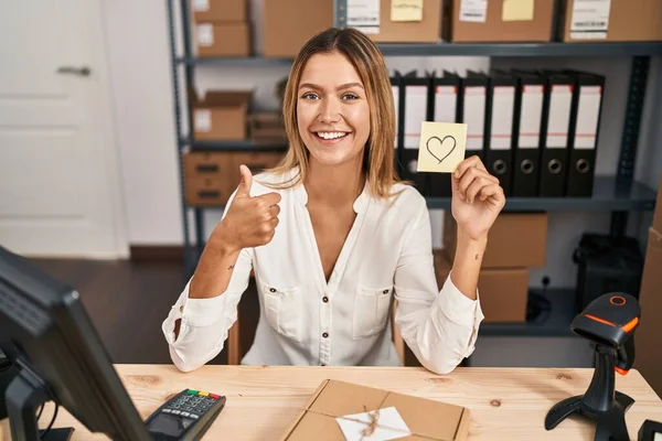 Jovem Mulher Loira Trabalhando Comércio Eletrônico Pequenas Empresas Segurando Nota — Fotografia de Stock