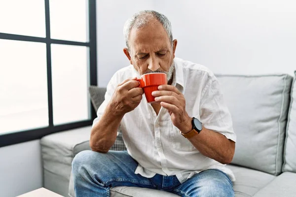 Starší Šedovlasý Muž Usměvavý Sebevědomě Pít Kávu Doma — Stock fotografie