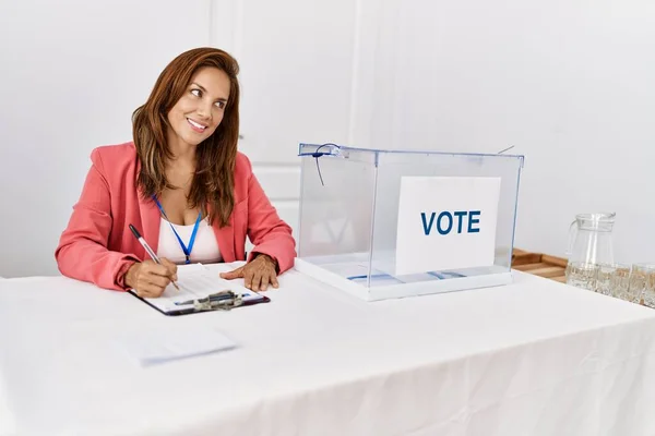 Giovane Donna Latina Che Scrive Sulla Lista Controllo Lavorando Collegio — Foto Stock